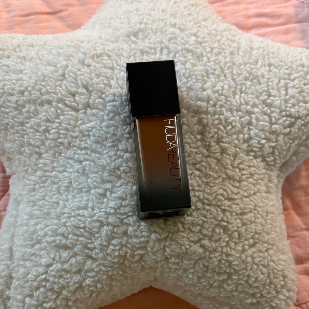HUDA BEAUTY foundation in Mocha shade